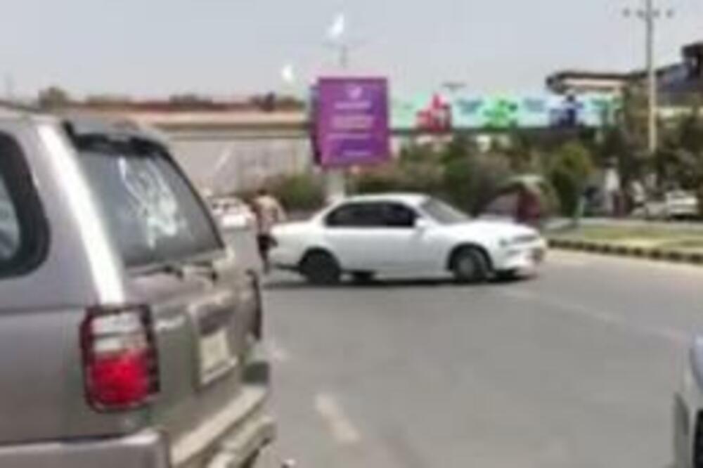 RUSKE DIPLOMATE STRADALE U EKSPLOZIJI U KABULU? Bomba odjeknula dok su ljudi čekali red za VIZU! (VIDEO)