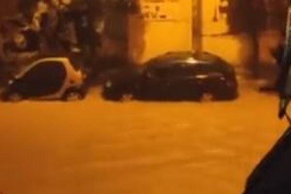 POTOP U OMILJENOJ DESTINACIJI SRBA: Nevreme napravilo opšti HOAS, ulice se pretvorile u REKE! (VIDEO)