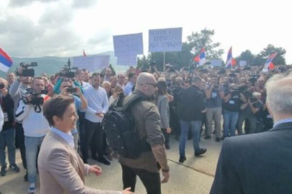 PREMIJERKA BRNABIĆ U SEVERNOJ MITROVICI: Hvala vam što ostajete ovde, možete da se oslonite na vašu Srbiju! (UŽIVO)