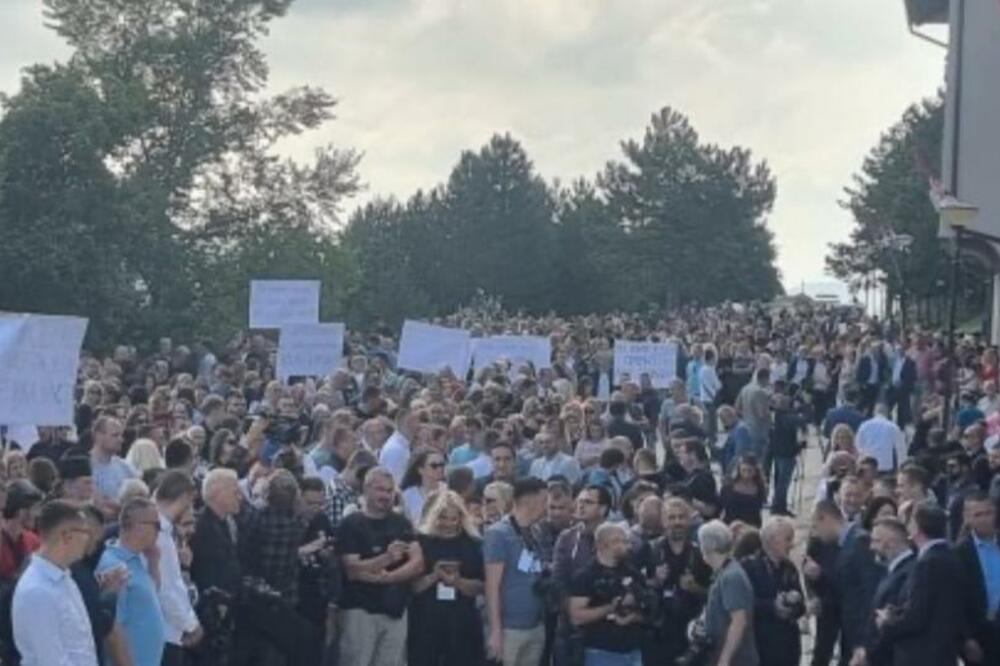 "DA PORODICE OVDE OSTAJU, NE ODUSTAJEMO OD SVOJIH NAMERA!" Brnabić poslala poruku iz Severne Mitrovice (FOTO)