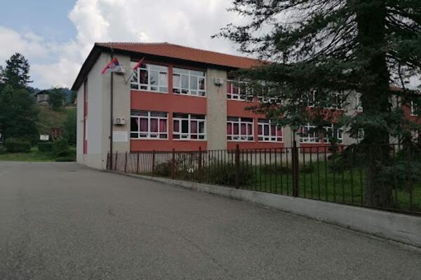 JOŠ JEDAN JEZIV SLUČAJ VRŠNJAČKOG NASILJA U OBRENOVCU: Udarali druga iz odeljenja, gurali mu sunđer u usta