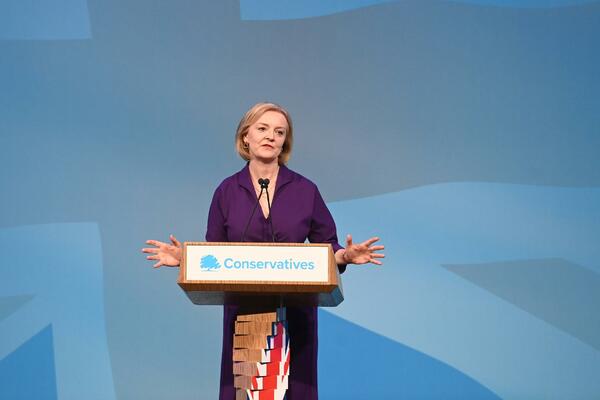 PRVO OBRAĆANJE NOVE PREMIJERKE VELIKE BRITANIJE: Zahvalila svom PRIJATELJU Borisu, spomenula i PUTINA!