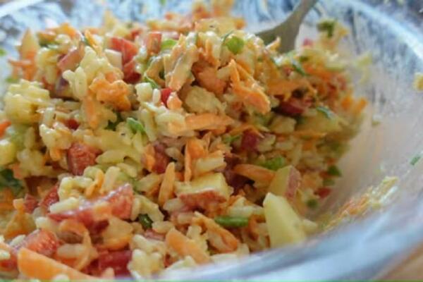 LAGANA LETNJA SALATA SA PIRINČEM: Tajna je u PRELIVU, lako se pravi, a OSVEŽAVA! (VIDEO)