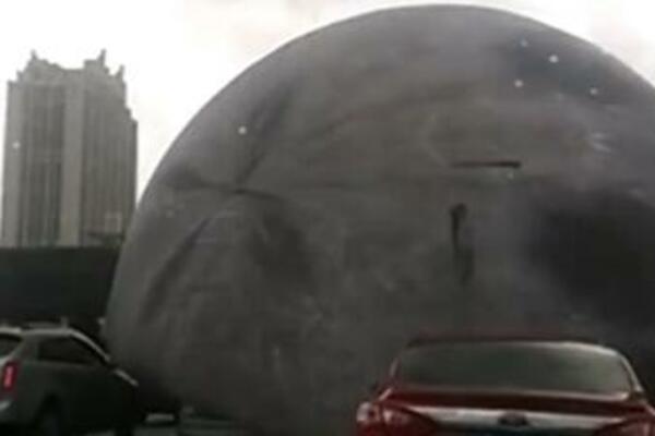 DŽINOVSKI "MESEC" IZAZVAO OPŠTI HAOS NA ULICAMA: Gazio automobile, ljudi nisu znali gde da POBEGNU! (VIDEO)