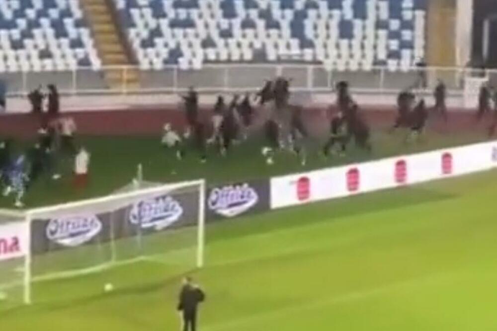 JURIŠ NAVIJAČA! Albanci užasnim transaprentom pretili Crnoj Gori, KRVAV SUKOB, TRI OSOBE IZBODENE! (VIDEO)