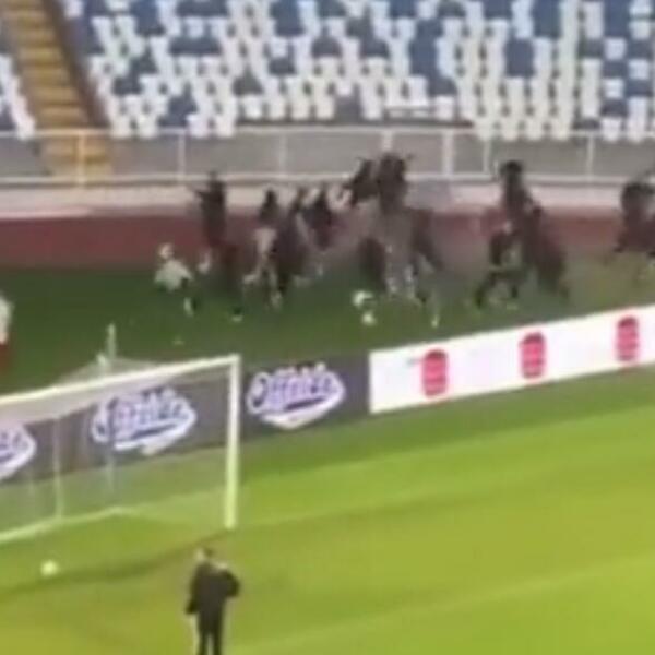 JURIŠ NAVIJAČA! Albanci užasnim transaprentom pretili Crnoj Gori, KRVAV SUKOB, TRI OSOBE IZBODENE! (VIDEO)