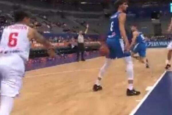 NAJATRAKTIVNIJA ASISTENCIJA NA EUROBASKETU! Poljak uz kreativnost uspeo da poentira (VIDEO)