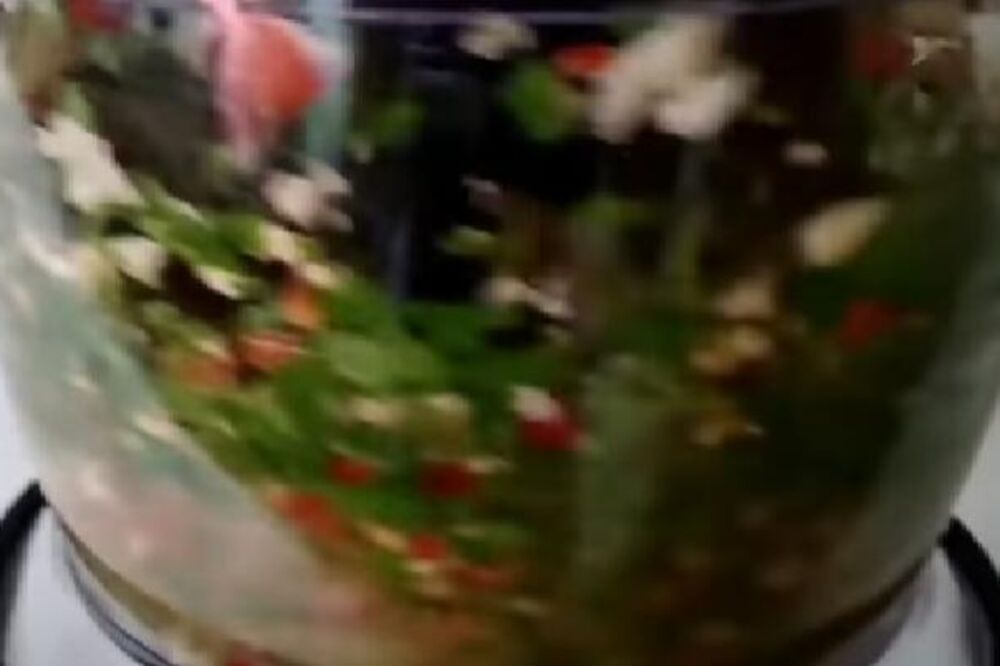 AJVAR KOJI SE NE PRAVI OD PAPRIKA, GOTOV DOK KAŽEŠ KEKS: U njega se dodaje i SENF, a to nije JEDINA CAKA (RECEPT)