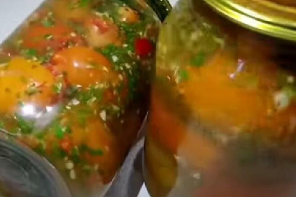 PIKANTNI PARADAJZ IZ TEGLE: Ovu ZIMNICU morate da NAPRAVITE, domaćice ništa JEDNOSTAVNIJE ne postoji