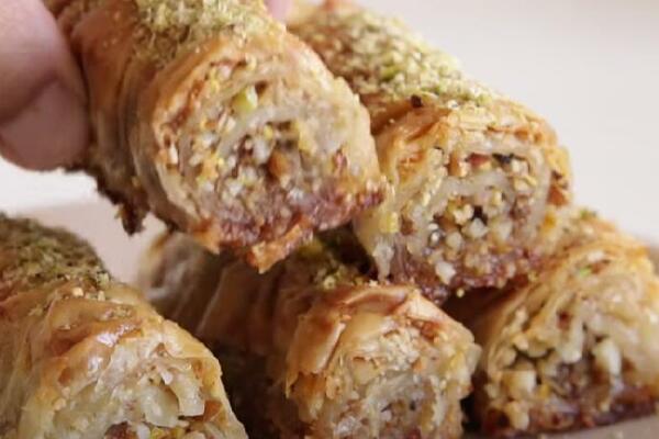 ZGUŽVANA BAKLAVA ZALUDELA SRBIJU, SPREMA SE OČAS POSLA: Topi se u USTIMA, neodoljiva je zbog 1 SASTOJKA