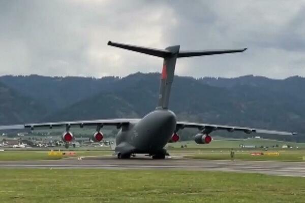 Kineski vojni avion Y-20 privukao pažnju javnosti na aeromitingu u Austriji
