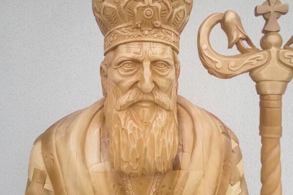 MILADIN ISKLESAO VELIČANSTVENU SKULPTURU PATRIJARHA PAVLA: Trebalo mu je 2 meseca i KUBIK I PO GRAĐE! (FOTO)
