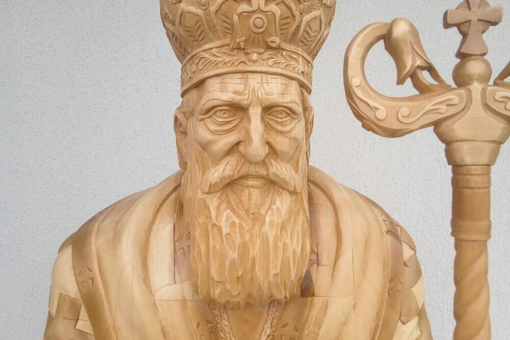 MILADIN ISKLESAO VELIČANSTVENU SKULPTURU PATRIJARHA PAVLA: Trebalo mu je 2 meseca i KUBIK I PO GRAĐE! (FOTO)