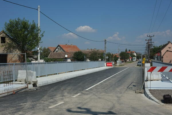 DVE STRANE KANALA BOGAZ U MAČVANSKOJ MITROVICI SPOJENE NOVIM MOSTOM: Trajno REŠEN problem SAOBRAĆAJNE komunikacije!