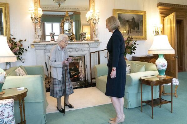 LIZ TRAS ZVANIČNO NOVA PREMIJERKA VELIKE BRITANIJE: Kraljica Elizabeta potvrdila imenovanje (FOTO)