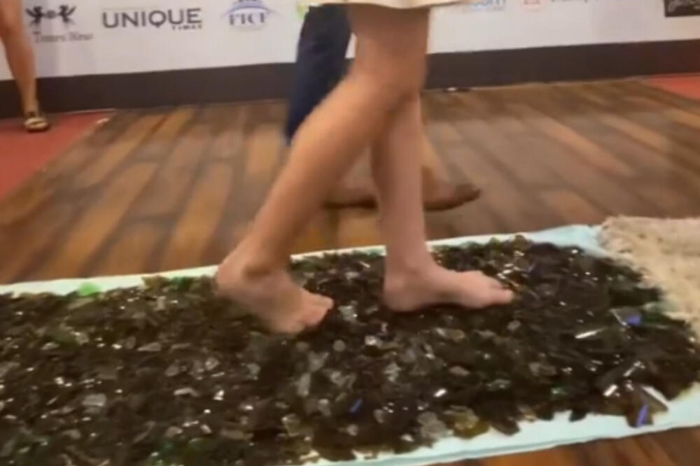 SRPSKU MISICU TERALI DA HODA PO OŠTROM STAKLU: Prizor je JEZIV, evo kako se sve završilo! (FOTO)