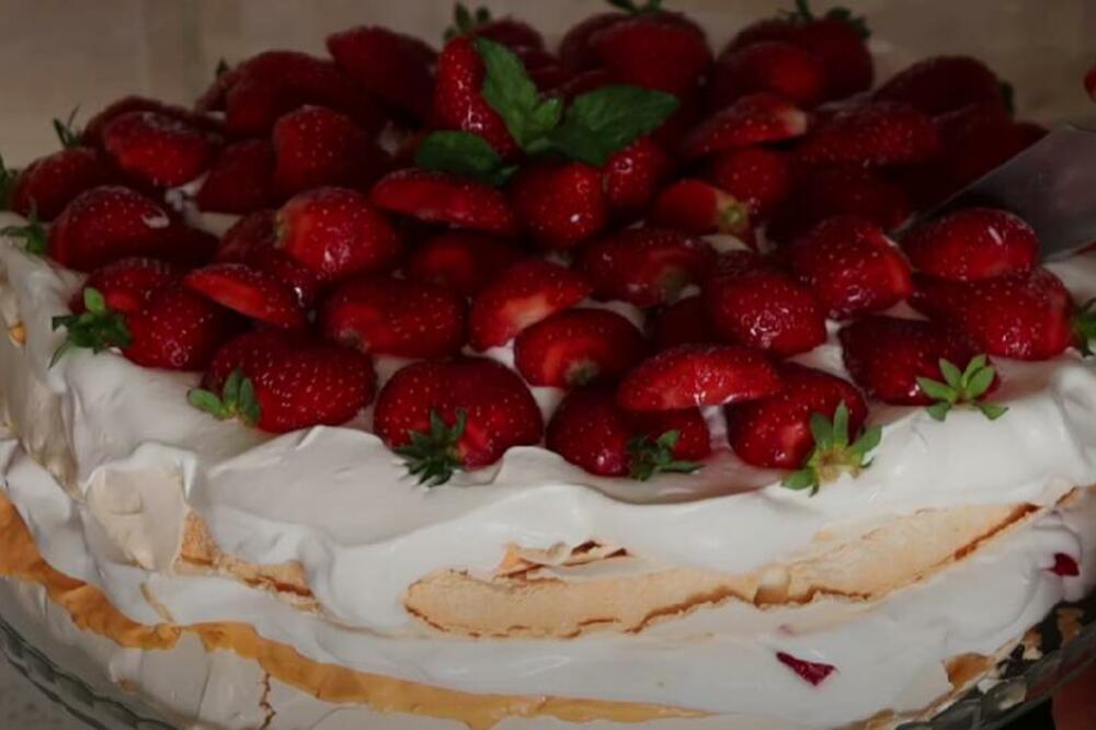 OVO JE NAJBOLJI NAČIN DA SPREMITE PAVLOVU TORTU U PAR POTEZA: Srpkinjama će ovo OLAKŠATI ŽIVOT, ODMAH ZAPIŠITE