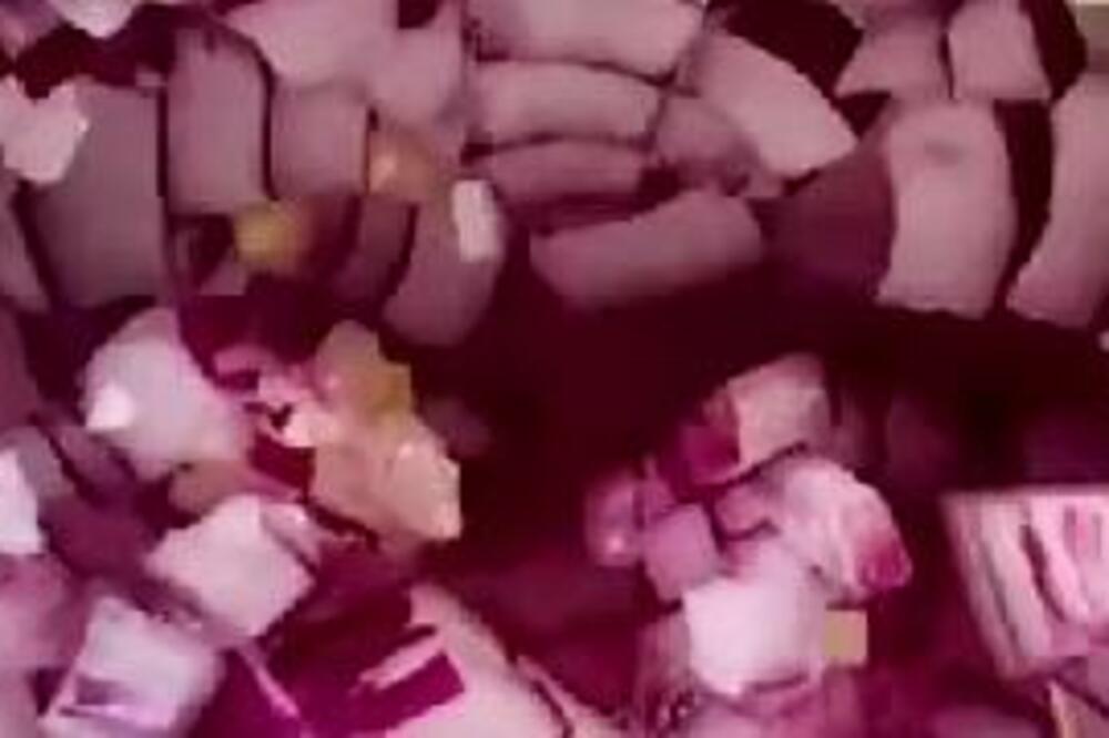 KUVARICA OTKRILA GENIJALAN TRIK KAKO DA SAVRŠENO ISEČETE LUK NA KOCKICE: Pogledajte VIDEO ODMAH