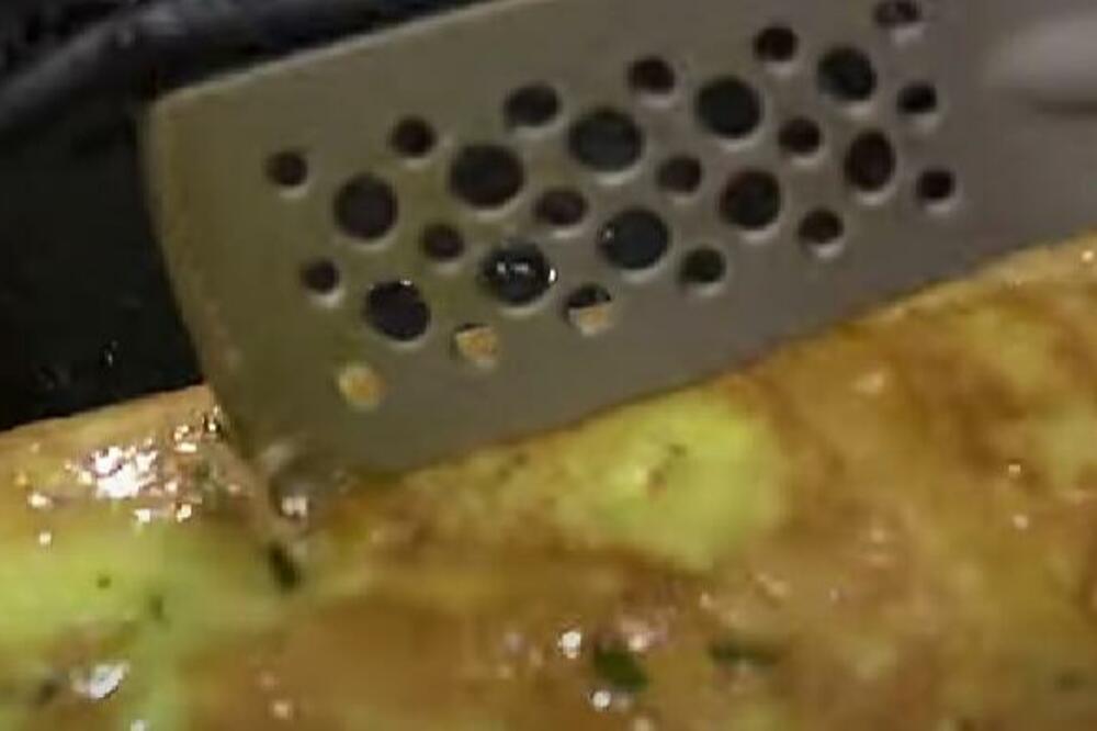 BRZI OMLET SA DVE VRSTE LUKA, DA PRSTE POLIŽETE: Sprema se za svega PAR MINUTA, ukus je FANTAZIJA (VIDEO)