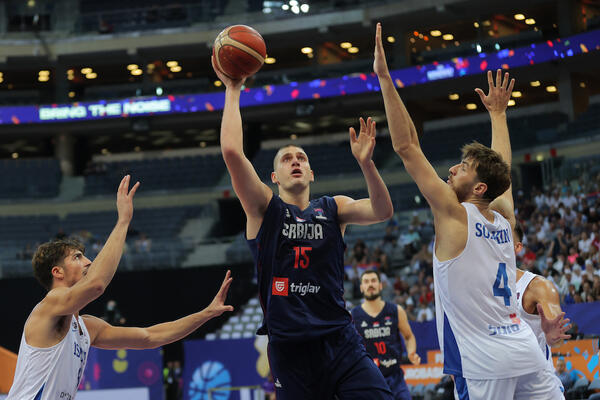 TO JE PRAVI MAJSTOR MAGIČNE IGRA POD OBRUČIMA: FIBA je izdvojila najlepše Jokićeve poteze, uživajte! (VIDEO)