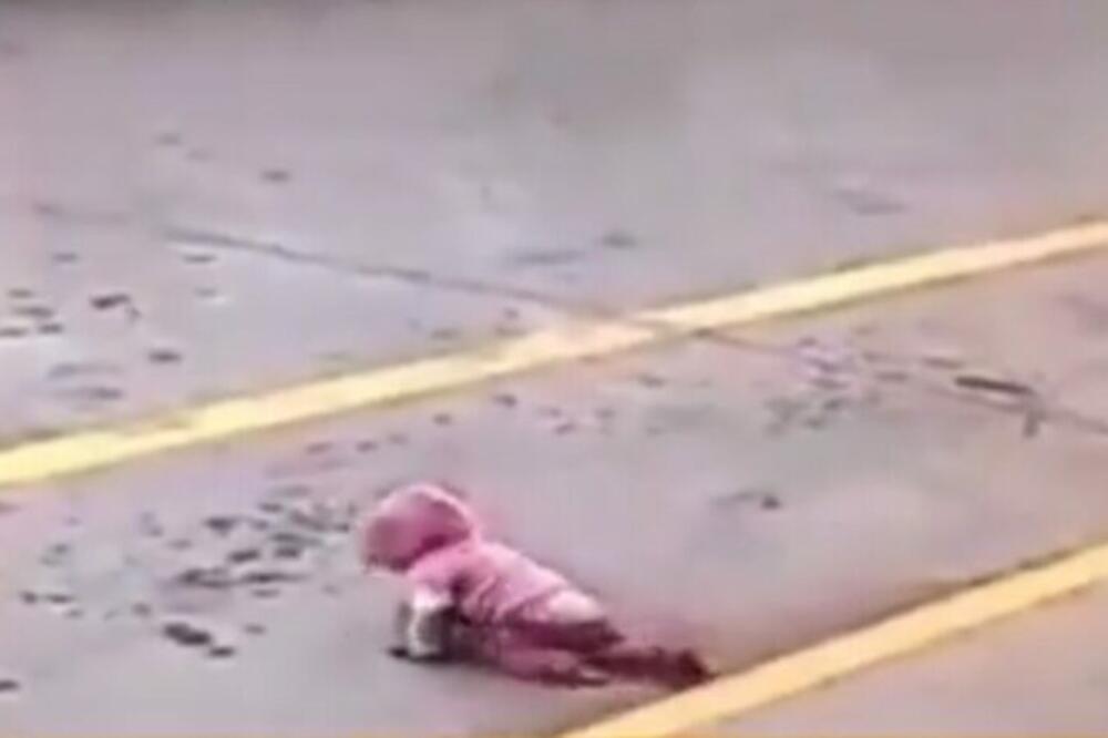 SEKUNDE KOJE RAZDVAJAJU OD UŽASA! Beba puzi po prometnoj ulici, a još jedna stvar ledi krv u žilama! (VIDEO 18+)