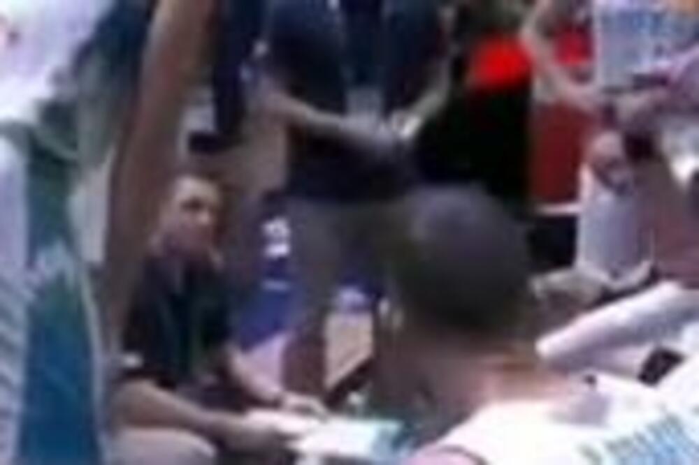 U PI*** MATERINU! Luka Dončić potpuno poludeo, bacao peškir, ponižavao protivnike! (VIDEO)