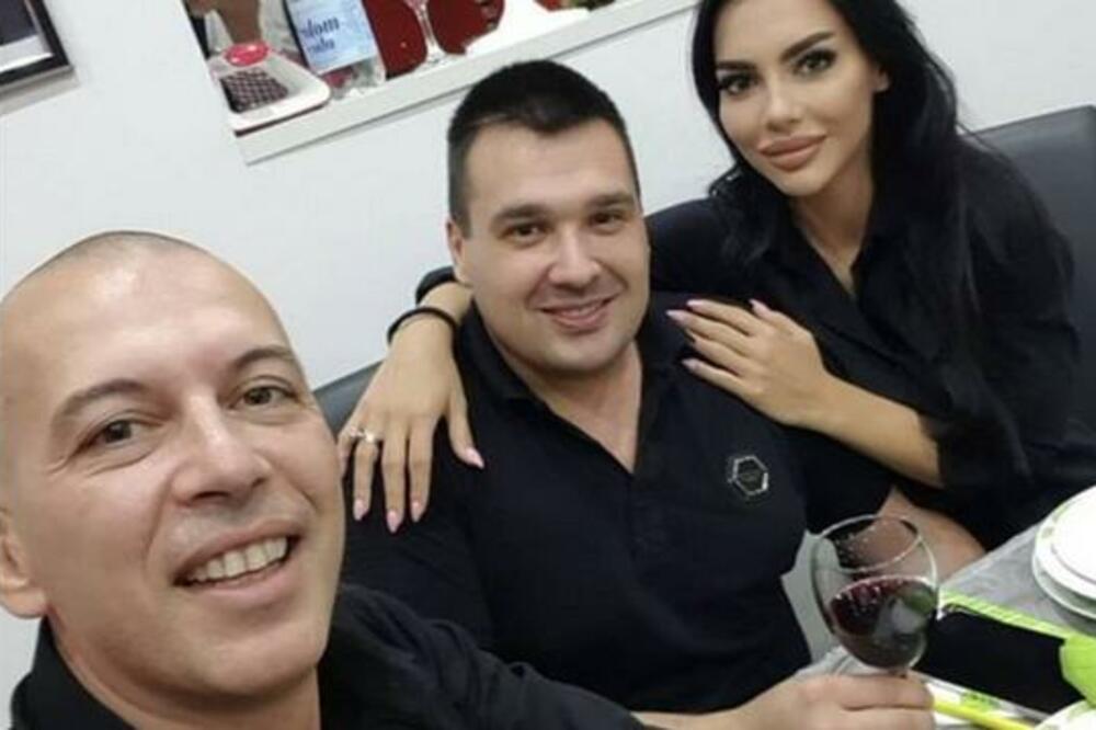 BUKTI INTERNET ZBOG INTIMNOG SNIMKA TOPALKOVE ĆERKE SA MUŽEM: Vrela akcija u liftu, KAMERA SVE ZABELEŽILA! (FOTO)