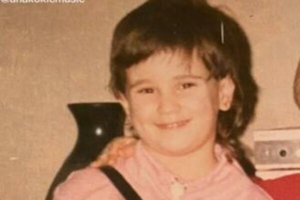 SVIRALA HARMONIKU: Devojčica sa slike ŽARI SCENOM, mnogi uzdišu za njom, ni ne slutite ko je u pitanju! (VIDEO)