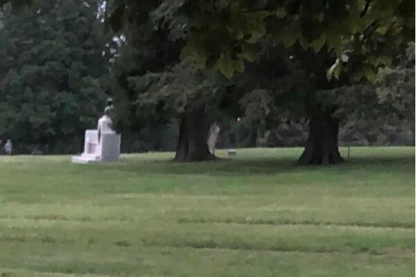 BIO JE NA GROBLJU A ONDA JE SLIKAO NEŠTO U ŠTA MNOGI NE VERUJU! Pogledajte dobro sliku, pa prosudite sami, JEZA!