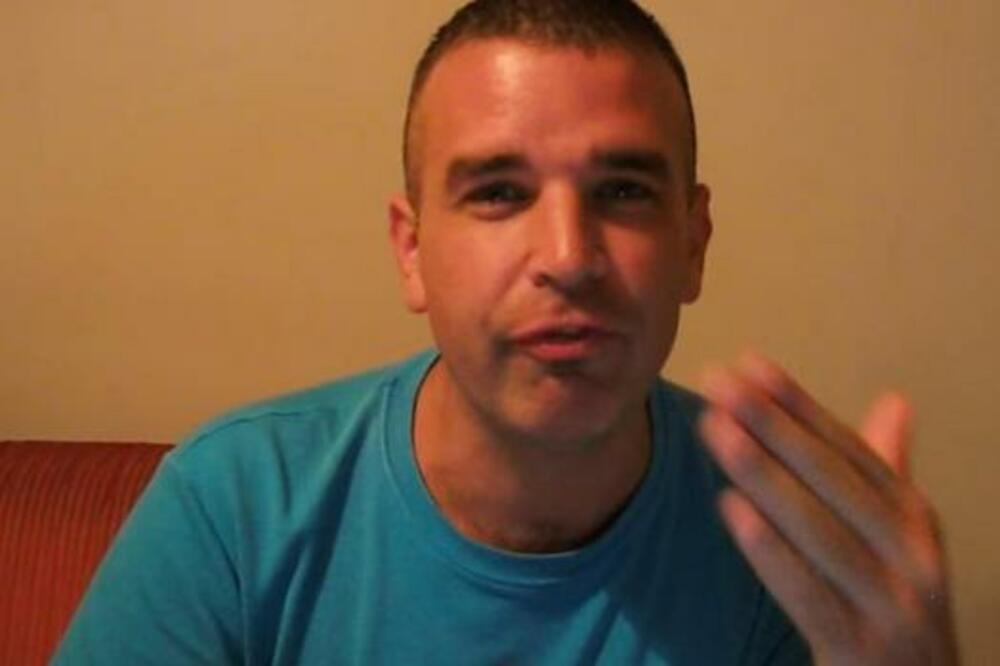 AMERIKANAC UZEO SRPSKU KARTU NA ĆIRILICI I URADIO OVO: Cela Srbija bruji o onome što je rekao! (VIDEO)