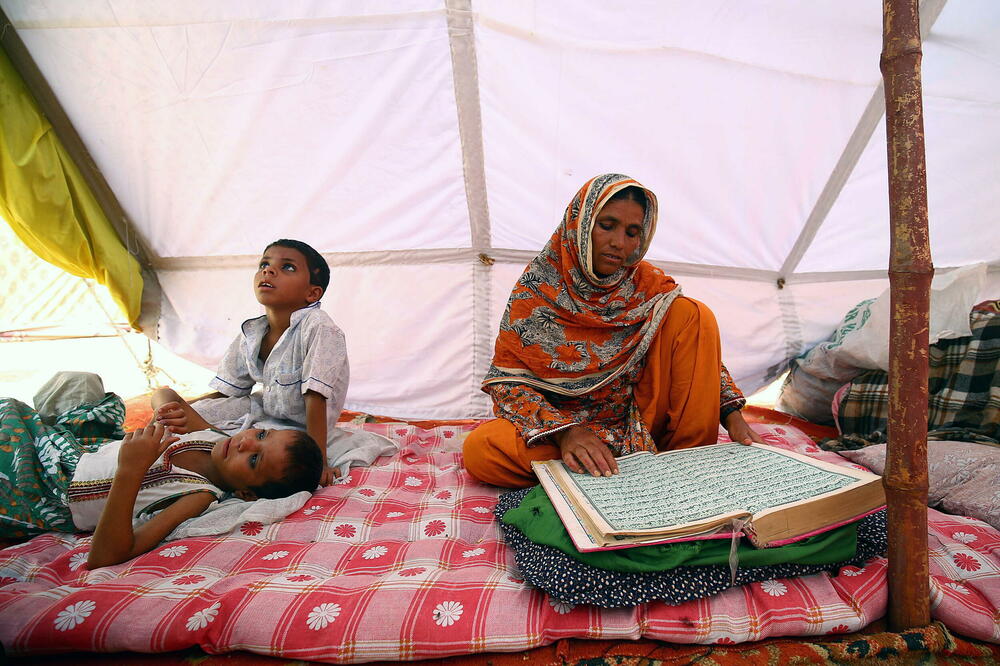 PORODICE U POTOPLJENOM PAKISTANU NA MUKAMA: Beba se rodila usred STRAVIČNIH poplava, mama nema novca za LEKOVE!