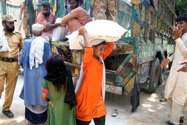 NAKON STRAVIČNIH POPLAVA NASTAO NOVI PROBLEM: Destine hiljada ljudi OBOLELO u Pakistanu, ima i PREMINULIH!