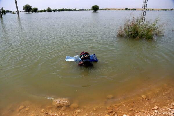 STRAVIČNE POPLAVE U PAKISTANU DONELE MALARIJU: Bolest se sve više ŠIRI, vreba velika OPASNOST