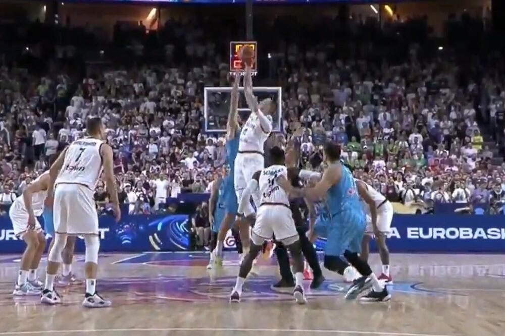 BIZARNA SITUACIJA NA EUROBASKETU! Sudija povredio Slovenca u prvoj sekundi (VIDEO)