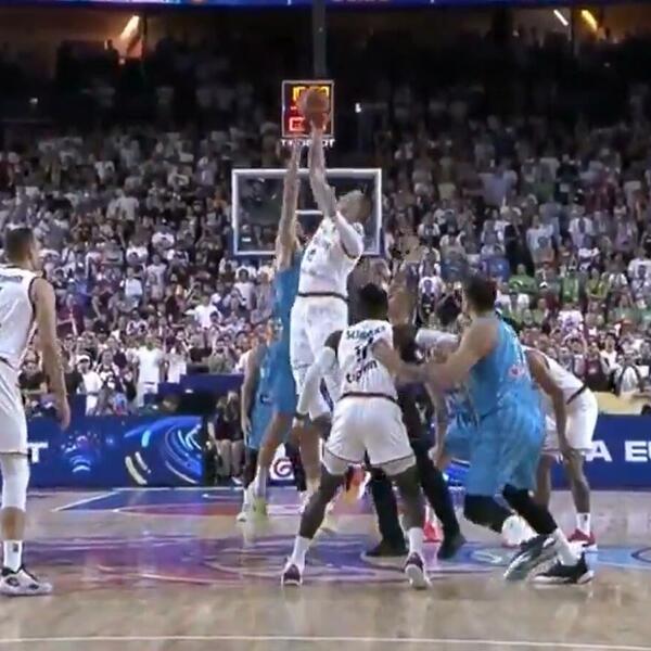 BIZARNA SITUACIJA NA EUROBASKETU! Sudija povredio Slovenca u prvoj sekundi (VIDEO)