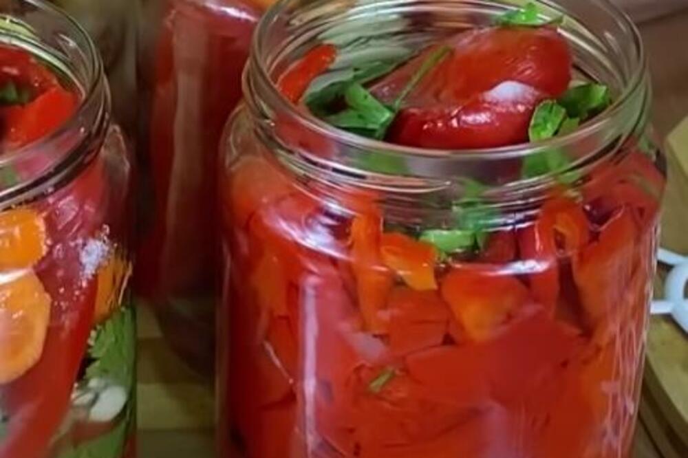 OVAKO SE SPREMAJU MESNATE PEČENE PAPRIKE NA VRANJANSKI NAČIN: Domaćice sa JUGA SRBIJE otkrile TAJNU ZIMNICE RECEPT