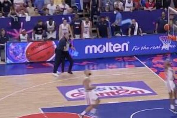 BIZARNA SITUACIJA NA EUROBASKETU: Francuski selektor nasrnuo na sudiju i to rvačkim zahvatom! (VIDEO)