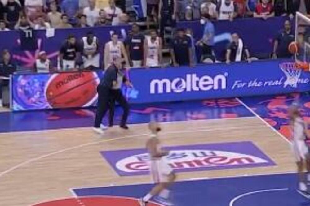 BIZARNA SITUACIJA NA EUROBASKETU: Francuski selektor nasrnuo na sudiju i to rvačkim zahvatom! (VIDEO)