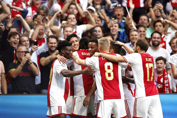 KOPLJANICI POHAPSILI POLICAJCE U AMSTERDAMU: Tadić i ekipa su bili siloviti na startu LŠ, u Ajntrahtu iznenađenje!