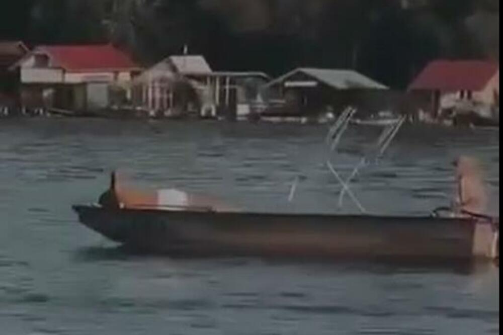 LJUBAV NA SPRSKI NAČIN: Stari usnimljeni NASRED SAVE, snimak koji će VAS SLATKO NASMEJATI (VIDEO)