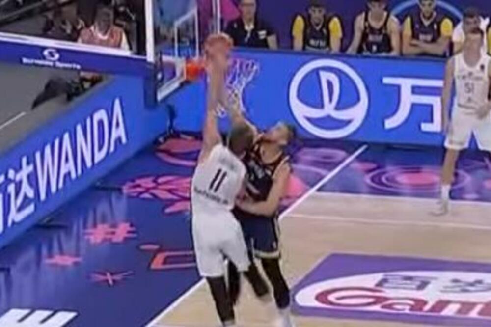 INSTANT KARMA! "Zalepio" je NBA centra pa mu se uneo u facu, SEKUNDU KASNIJE BOSANAC JE ZAŽALIO (VIDEO)