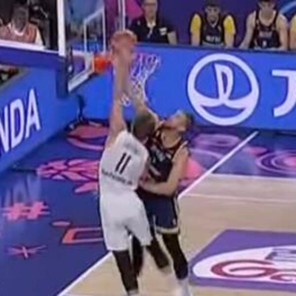 INSTANT KARMA! "Zalepio" je NBA centra pa mu se uneo u facu, SEKUNDU KASNIJE BOSANAC JE ZAŽALIO (VIDEO)