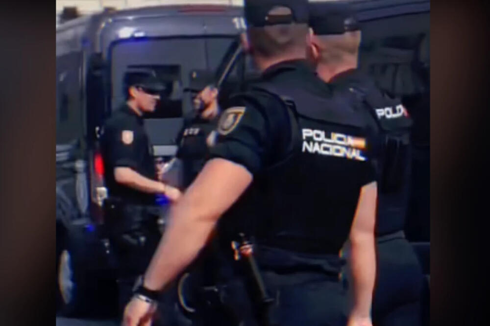 ŽENE TRAŽE DA IH OVI POLICAJCI UHAPSE: Kada čujete RAZLOG, sve će vam biti jasnije (VIDEO)