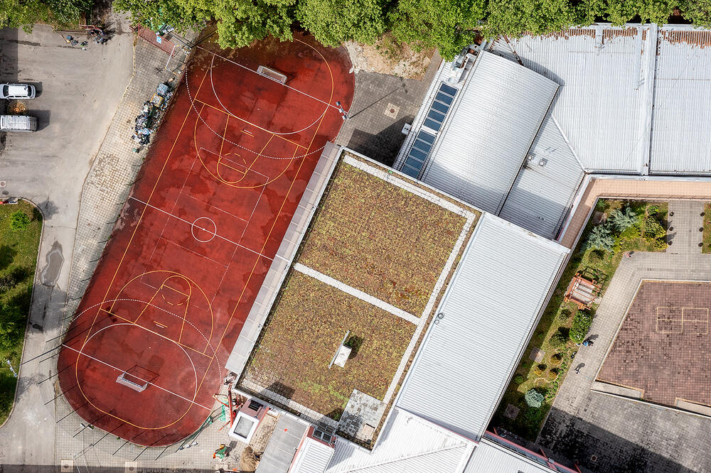 Zeleni krov na objektu škole u Novom Sadu