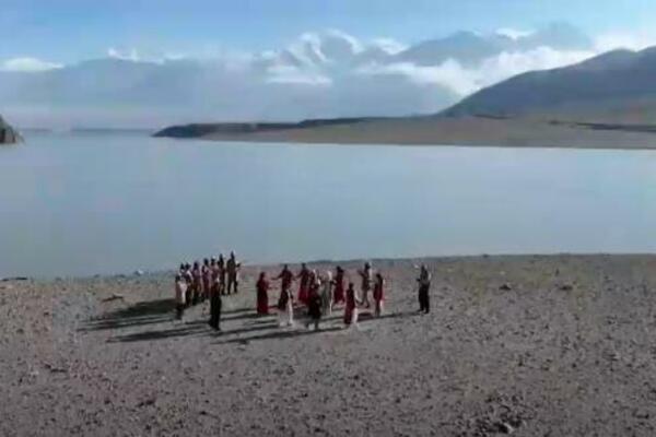 ZAPISI VREMENA: Kineski slikar oslikao scenu nacionalnog jedinstva (VIDEO)