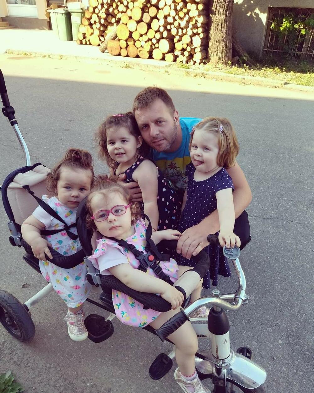 Tata Marko sa ćerkama