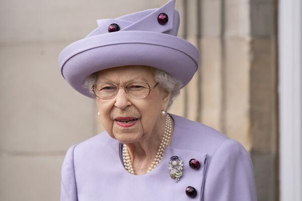 EVO KAKO JE KRALJICA ELIZABETA IZGLEDALA U MLADOSTI: Ljudi TRLJAJU OČI i ne veruju DA JE TO ONA (FOTO)