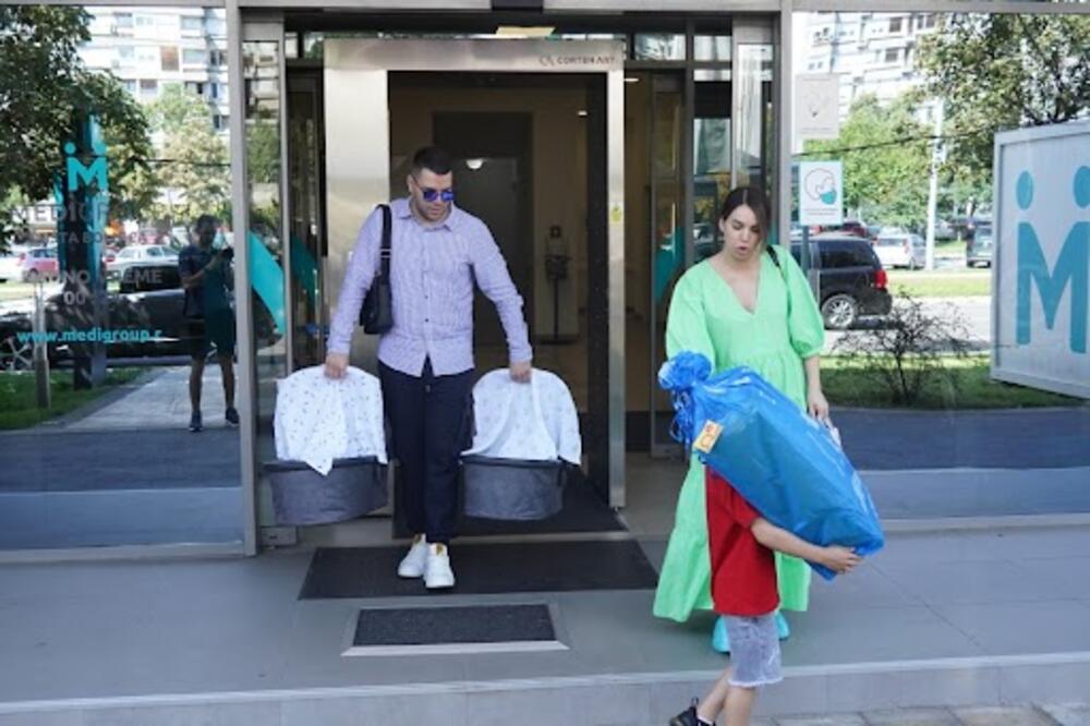 PETAR MITIĆ IZVEO BLIZANCE I IVANU IZ PORODILIŠTA: Ne skidaju osmeh sa lica, tu je i stariji sin, KAKVA RADOST!