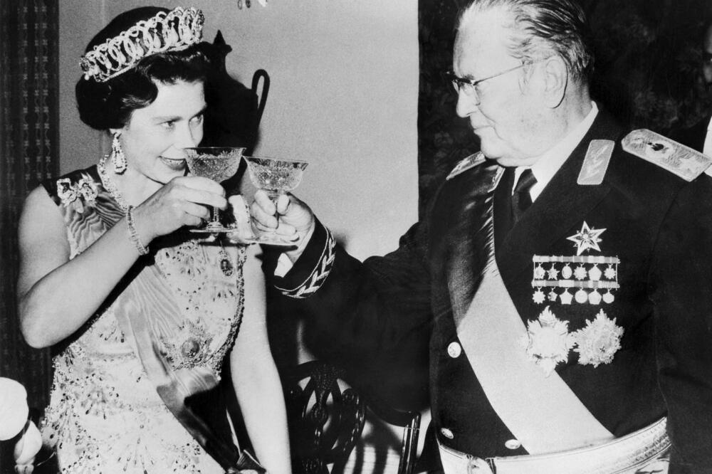 NIKAD VIĐENA SLIKA TITA I KRALJICE ELIZABETE! Sa krunom STRELJA Broza pogledom, dočekao je kao NIKOG (FOTO)
