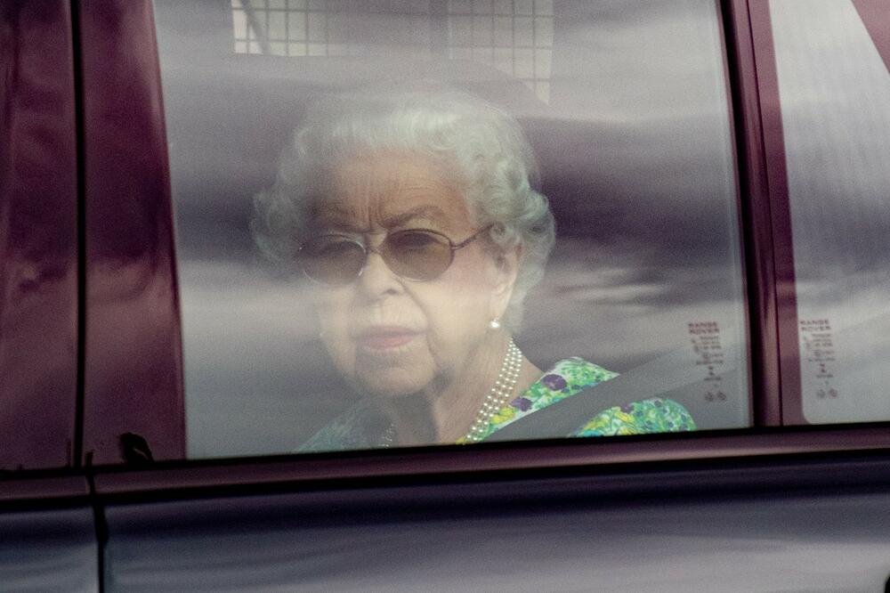 BRITANCI UPLAKANI IZAŠLI NA ULICE: Evo na koji način odaju počast KRALJICI ELIZABETI